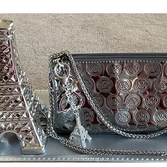 💗MICHAEL KORS💗 SILVER CROSSBODY PURSE - Picture 5 of 10